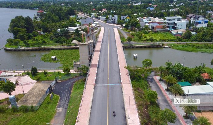 Cống ngăn triều dọc tuyến đường ven sông có chiều rộng mặt đường nhỏ hơn (tầm 18m), tuy nhiên, quy hoạch đường ven sông tới 32m và không đồng bộ. Trong khi dự án cống ngăn triều trước đây thuộc Sở Nông nghiệp và Môi trường (Bình Dương cũ) làm chủ đầu tư dự án. Chính vì vậy, hiện nay khi làm đường phải điều chỉnh quy hoạch và làm đồng bộ toàn tuyến 32m ngang.