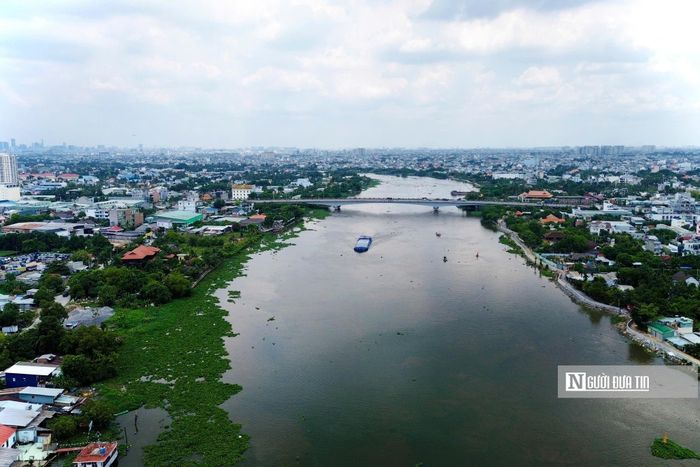 Ghi nhận của Người Đưa Tin, trên khu vực đất dọc sông Sài Gòn (đoạn từ cầu Vĩnh Bình, phường Bình Hòa đến phường Thuận An) hiện trạng các khu đất mà tuyến đường ven sông Sài Gòn đi qua còn nhiều đất của người dân, xen lẫn nhiều nhà hàng, quán cà phê, nhà kho, xưởng sản xuất…Theo báo cáo của phường Lái Thiêu, trên địa bàn này số hộ dân bị ảnh hưởng là hơn 220 trường hợp đang trong quá trình thẩm định và làm các thủ tục thu hồi đất.
