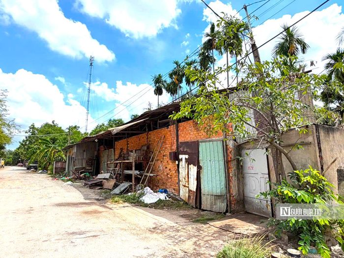 Tuyến đường ven sông Sài Gòn được kỳ vọng mở ra không gian phát triển kinh tế, dịch vụ và đô thị ven sông. Tuy nhiên, công tác giải phóng mặt bằng, xác định giá đất còn chậm. Tại cuộc họp giữa tháng 5/2026, ông Hoàng Nguyên Dinh, Phó Chủ tịch UBND Tp.HCM đã làm việc với các phường Lái Thiêu, Thuận An và Bình Hòa về yêu cầu đẩy nhanh tiến độ giải phóng mặt bằng, xác định giá đất giải quyết trước tháng 9/2026.