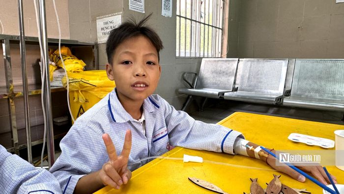 Cậu bé Võ Đức An chia sẻ ước mơ trở thành bác sĩ để chữa bệnh cho bản thân và giúp đỡ những người mắc bệnh giống mình.
