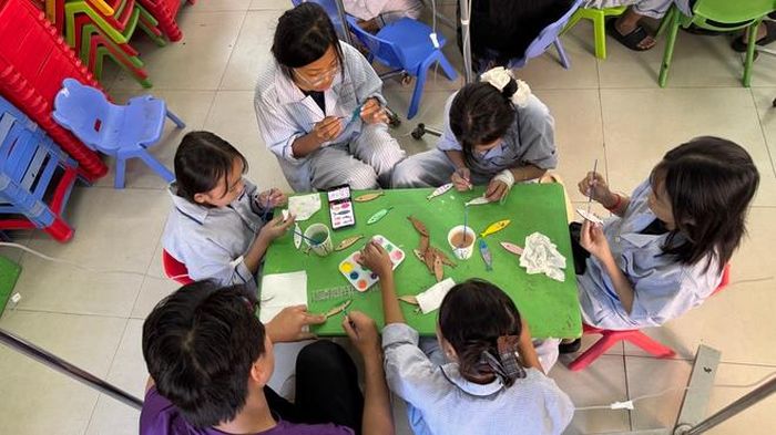 Một số hình ảnh các bệnh nhi hào hứng tham gia hoạt động tô màu, vui chơi trong buổi sinh hoạt cuối tuần tại Viện Huyết học - Truyền máu Trung ương.