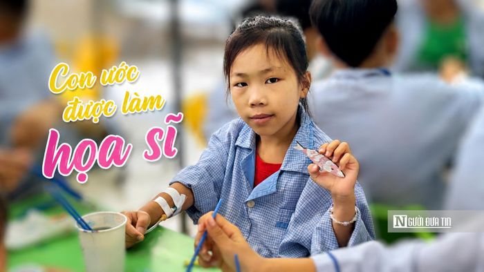 Cô bé Sa Thị Hồng Anh say sưa tô vẽ và nuôi ước mơ trở thành họa sĩ trong tương lai.