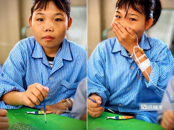 Phương Thảo vội lau nước mắt khi nhắc đến cha mẹ, người luôn đồng hành cùng em trong công cuộc điều trị bệnh.