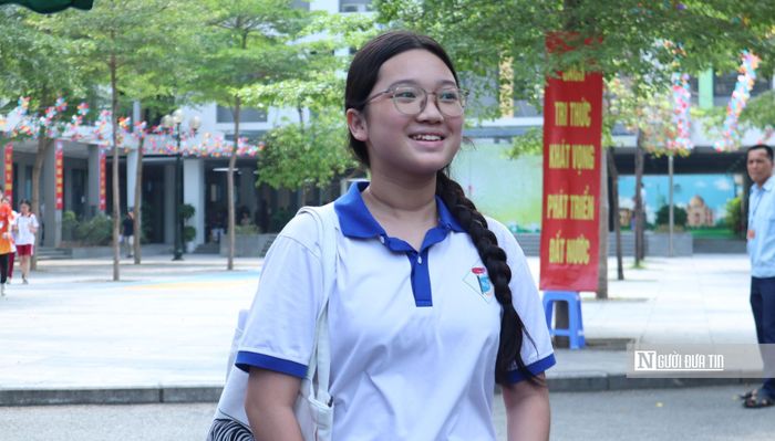 Nhiều thí sinh phấn khởi sau khi hoàn thành bài thi môn Toán.