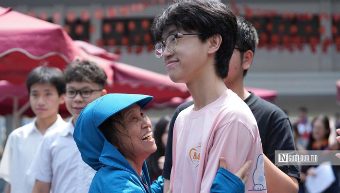 Ánh mắt đầy tự hào của phụ huynh khi thấy con hoàn thành kỳ thi.