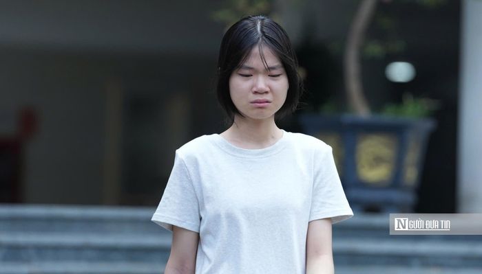 Thí sinh bật khóc sau khi hoàn thành bài thi môn Toán.