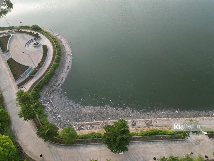 Nhìn từ trên cao có thể thấy xác cá và rác kén đặc một góc hồ. Chính vì vậy múi hôi thối theo những cơn gió khiến nhiều người dân "không thở nổi".