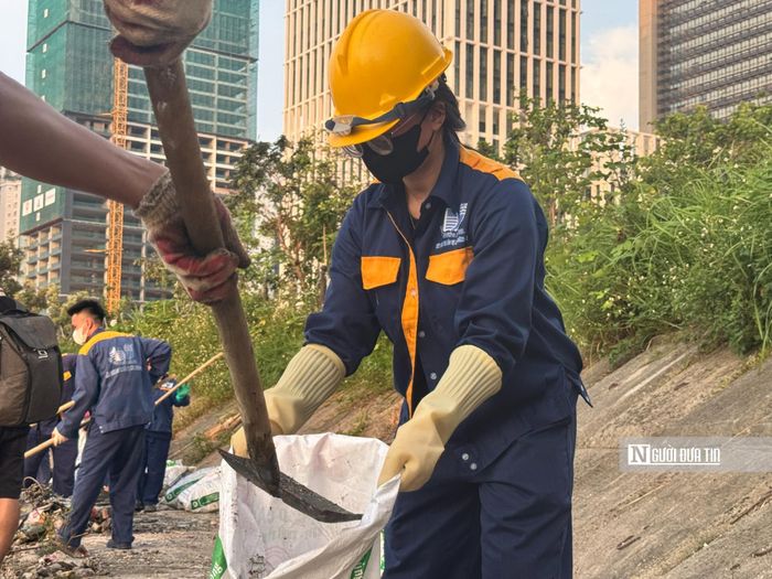 Khẩu trang cũng không ngăn nổi mùi hôi thối đặc quánh bốc lên từ xác cá phân hủy.