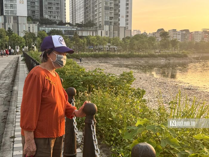 Bà Hương người dân sinh sống gần công viên phải bịt khẩu trang những vẫn không thoát khỏi mùi tanh và mùi hôi từ hồ bốc lên. Theo bà, sau trận mưa bà thấy hiện tượng nước ở giữa hồ sủi bóng như sôi và đùn dưới đáy hồ lên từng mảng vật chất lạ.
