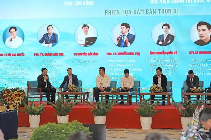 Phiên tọa đàm với chủ đề: “Mô hình phát triển tỉnh Lâm Đồng trong kỷ nguyên mới”.