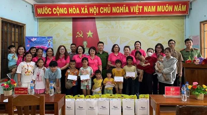 Các nữ doanh nhân Gia Lai cùng đại diện địa phương tặng quà cho các em thiếu nhi.