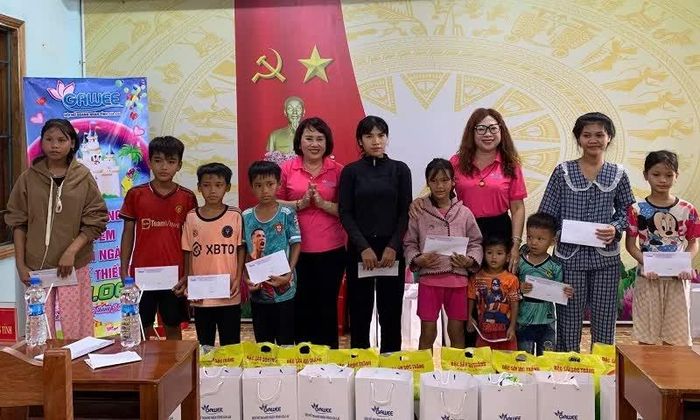 Bà Đồng Thị Ánh và bà Cao Thị Kim Lan - Phó Chủ tịch Hội Nữ doanh nhân tỉnh Gia Lai, trao quà cho các em thiếu nhi Thôn 3, xã An Hòa.