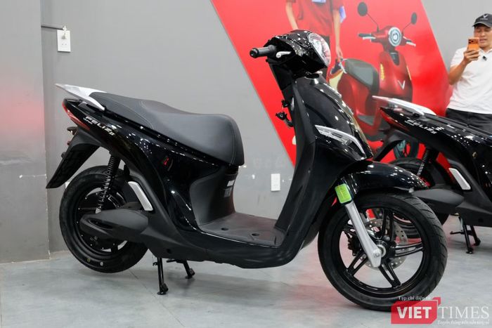 VinFast Feliz II sở hữu thiết kế theo phong cách xe tay ga đô thị với sàn để chân phẳng, yên xe dài và cụm đèn LED đặt trên mặt nạ trước. Ảnh: Thượng Tâm.