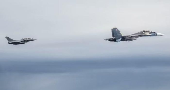 Máy bay chiến đấu hạng nhẹ Rafale (phía sau) và máy bay chiến đấu hạng nặng Su-30SM2 (phía trước). Ảnh: MW.