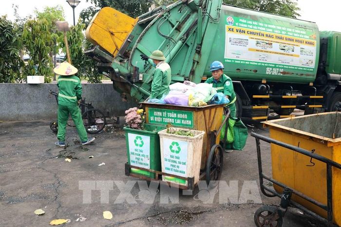 Công ty TNHH MTV Môi trường đô thị Hải Phòng xử lý rác được phân loại từ nguồn. Ảnh: Hoàng Ngọc - TTXVN