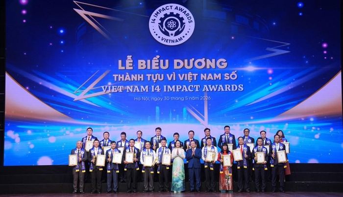 Ông Nguyễn Đức Thiện – Tổng Giám đốc EVNNPC được vinh danh tại hạng mục “Lãnh đạo Sáng tạo và Chuyển đổi số” trong Chương trình Biểu dương Thành tựu tác động vì Việt Nam số - Viet Nam I4 Impact Awards 2026. Ảnh: EVNNPC
