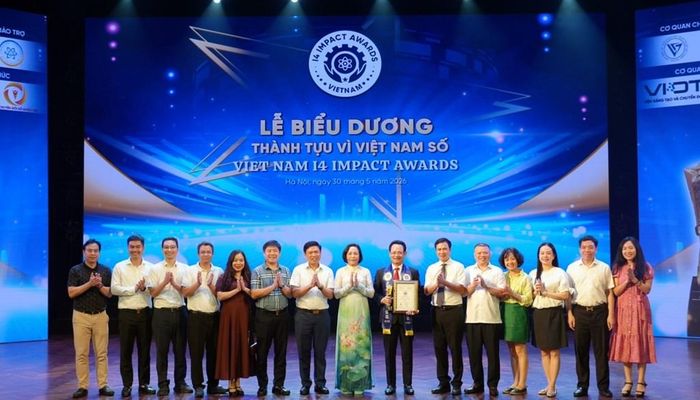 Đoàn EVNNPC chụp hình lưu niệm cùng với bà Nguyễn Thị Thanh, Ủy viên Trung ương Đảng, Phó Chủ tịch Quốc hội khóa XVI. Ảnh: EVNNPC