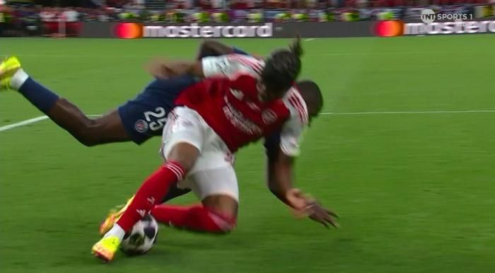 Arsenal đã trải qua khoảnh khắc gây tranh cãi nhất trận chung kết Champions League với PSG khi họ bị từ chối một quả phạt đền trong hiệp phụ. Ảnh: TNT Sports