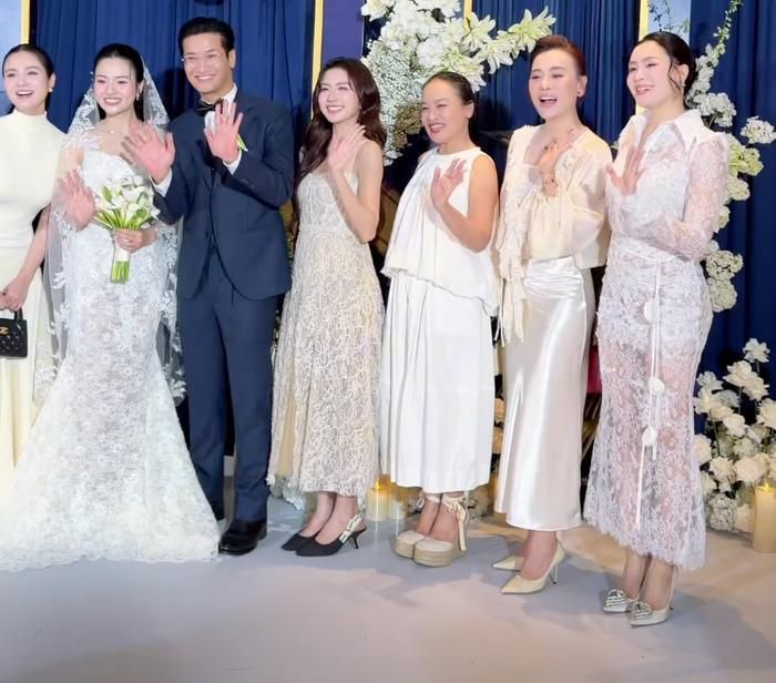 Phương Oanh cười tươi rói khi dự đám cưới của Việt Hoa và Vương Trọng Trí. Ảnh: huyenlizzie90