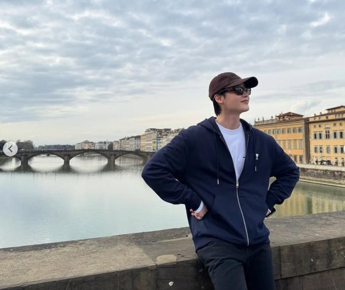 Loạt ảnh của Lee Jong Suk nhận "mưa lời khen" từ dân mạng.