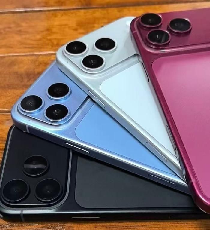 Những mô hình này cho thấy iPhone 18 Pro Max sẽ có các màu Xanh nhạt (Light Blue), Đen (Black), Bạc (Silver) và Đỏ anh đào đậm (Dark Cherry).