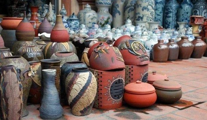 Du khách đến làng gốm Bát Tràng có thể trải nghiệm tự tay làm gốm.