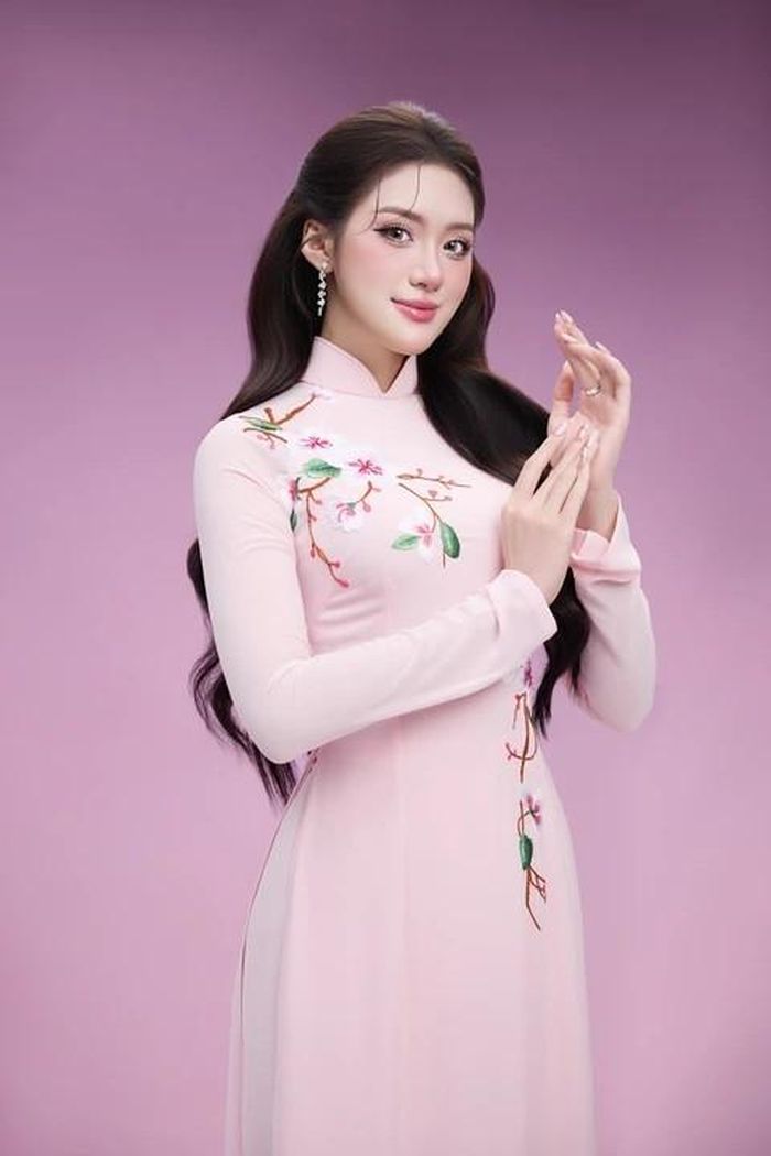 Hoa hậu Phan Phương Oanh sinh ra và lớn lên ở Hà Nội.