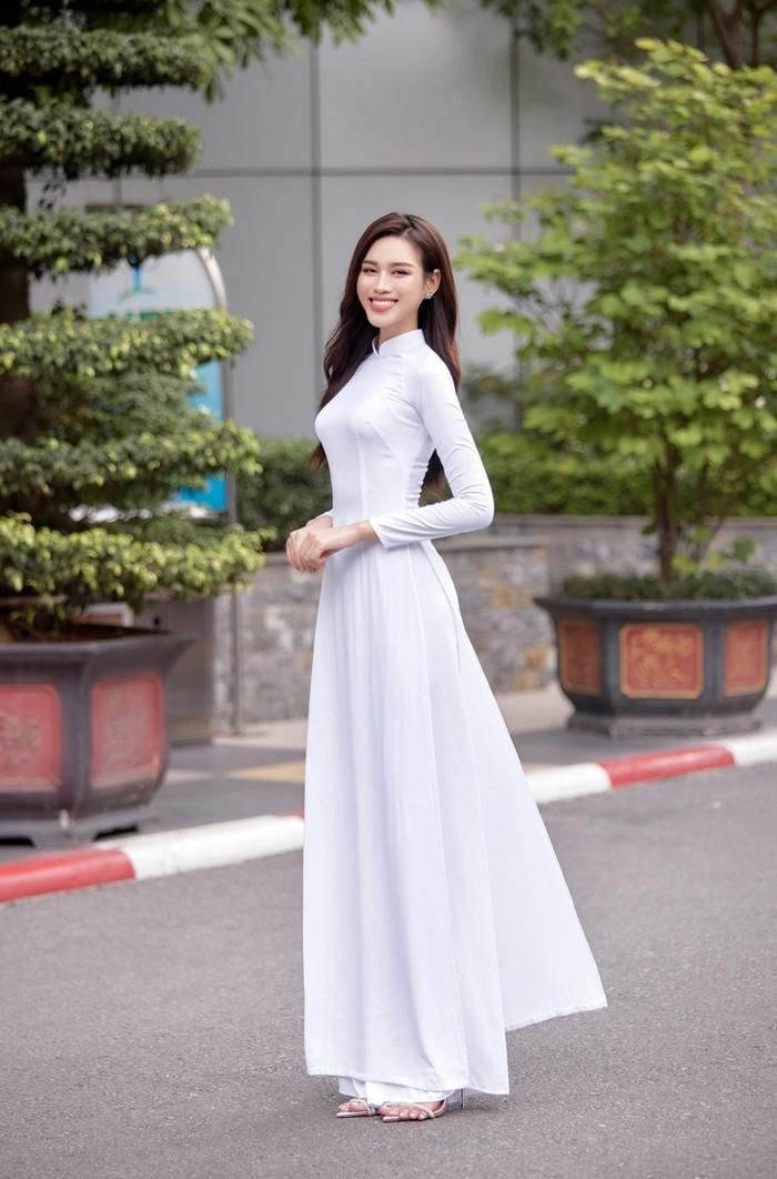 Ngoài Hoa hậu Phương Oanh, Hoa hậu Đỗ Thị Hà cũng xuất thân từ "cái nôi" Đại học Kinh tế Quốc dân.