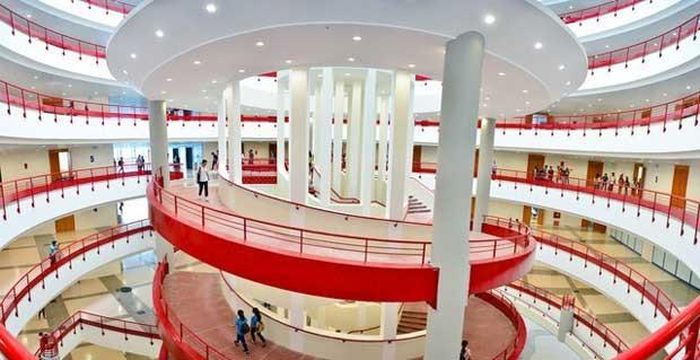 Kiến trúc tại ngôi trường này cực đặc biệt và đẹp mắt.