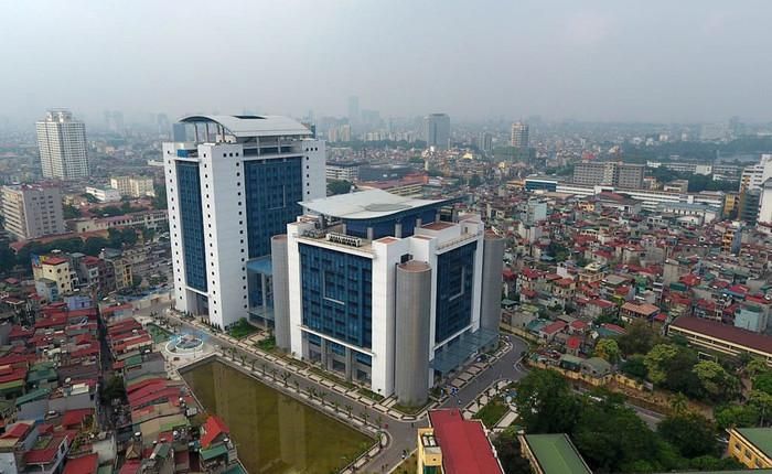 Bên ngoài tòa nhà của trường Đại học được nhìn từ trên cao.