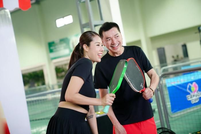 Nam nghệ sĩ thường xuyên cùng vợ chơi thể thao.