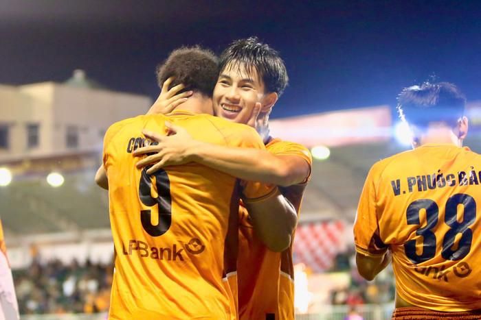 Gia Bảo chơi quá hay trước Hà Nội FC. Ảnh: Hoàng Tùng