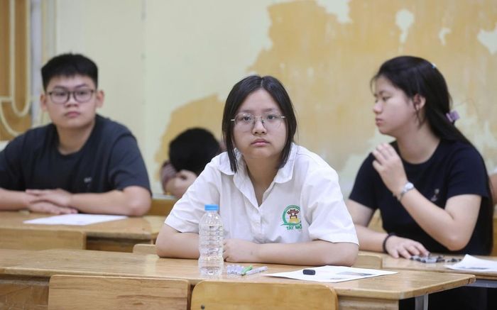 Thí sinh dự thi vào lớp 10 tại điểm thi Trường THPT Quang Trung (Đống Đa, Hà Nội).