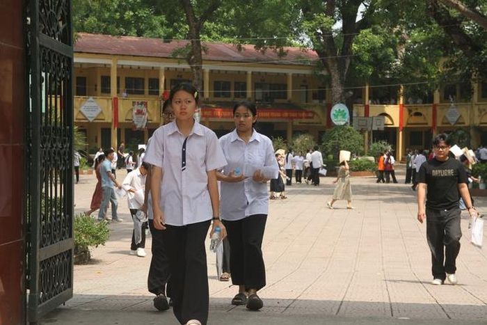 Thí sinh rời điểm thi sau khi hoàn thành bài thi môn Toán.