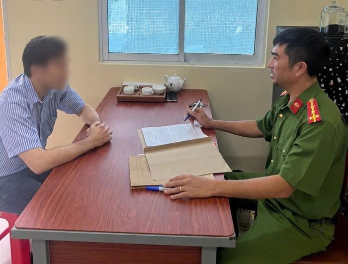 Công an làm việc với đối tượng cho vay lãi nặng, siết thẻ ATM nhận lương