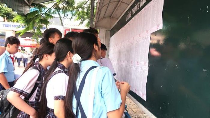 Các thí sinh đang xem thông tin của mình.