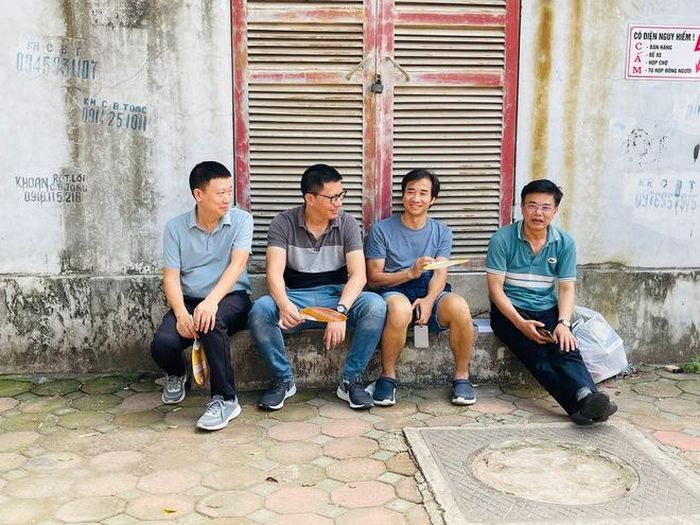 Nhiều phụ huynh đứng chờ bên ngoài điểm thi Trường THCS Trần Duy Hưng trong khi các sĩ tử làm bài thi.