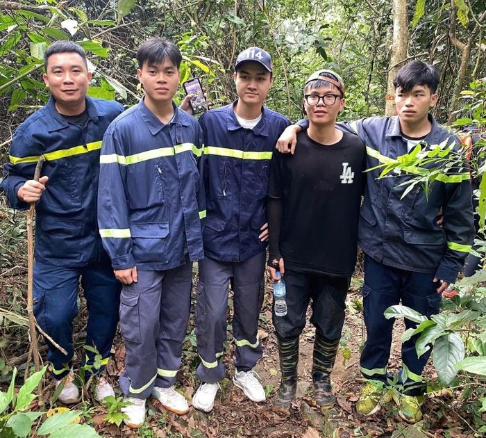 Sinh viên Nguyễn Tuấn Anh (thứ hai từ phải sang) được tìm thấy trên núi Tam Đảo