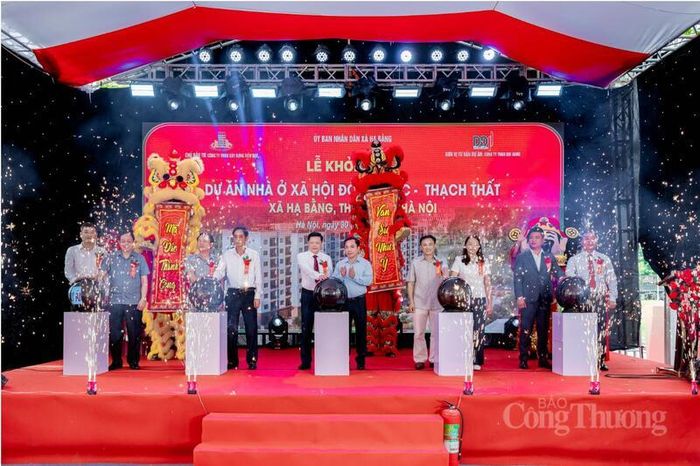 Các đại biểu bấm nút làm nghi thức khởi động dự án