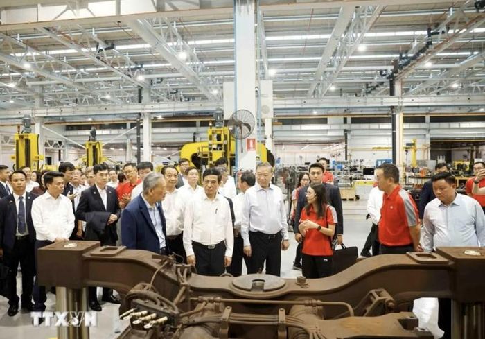 Tổng Bí thư, Chủ tịch nước Tô Lâm thăm Trung tâm Thử nghiệm Đường sắt Singapore. Ảnh: TTXVN
