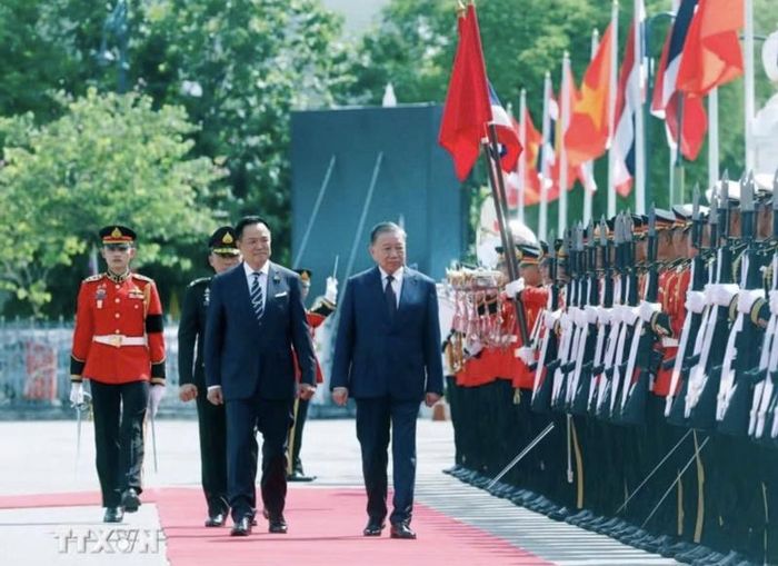 Tổng Bí thư, Chủ tịch nước Tô Lâm và Thủ tướng Thái Lan Anutin Charnvirakul duyệt Đội danh dự Quân đội Hoàng gia Thái Lan. Ảnh: TTXVN