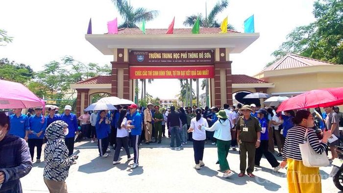 Thời tiết Hải Phòng nắng nóng nhưng lực lượng công an, thanh niên tình nguyện có mặt từ sớm để hỗ trợ thí sinh tham dự kỳ thi tuyển sinh vào lớp 10 THPT tại điểm thi Trường THPT Đồ Sơn, TP. Hải Phòng.