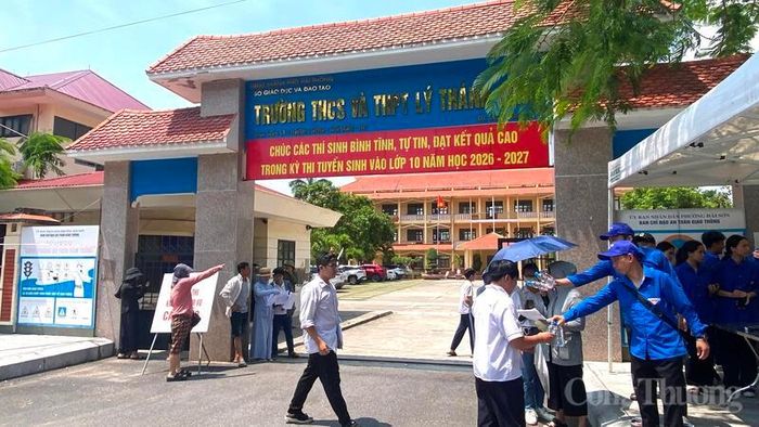 Lực lượng thanh niên tình nguyện tặng thí sinh nước uống.