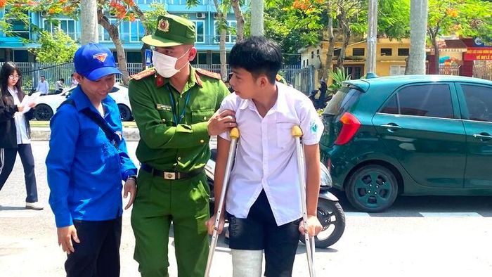 Lực lượng công an và đoàn viên thanh niên tình nguyện hỗ trợ thí sinh đặc biệt tại Điểm thi Trường THCS và THPT Lý Thánh Tông, Hải Phòng.