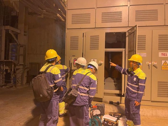 Anh Phạm Lê Anh và đồng nghiệp. Ảnh: Nhân vật cung cấp