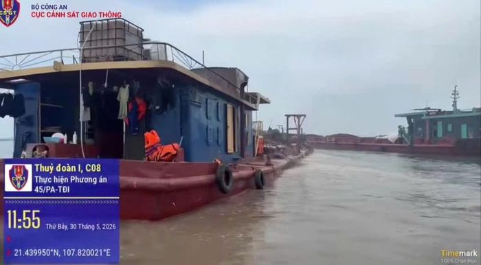 Các phương tiện được lai dắt về bến thủy nội địa để thực hiện các thủ tục tạm giữ, xử lý theo quy định. Ảnh: Cục Cảnh sát giao thông