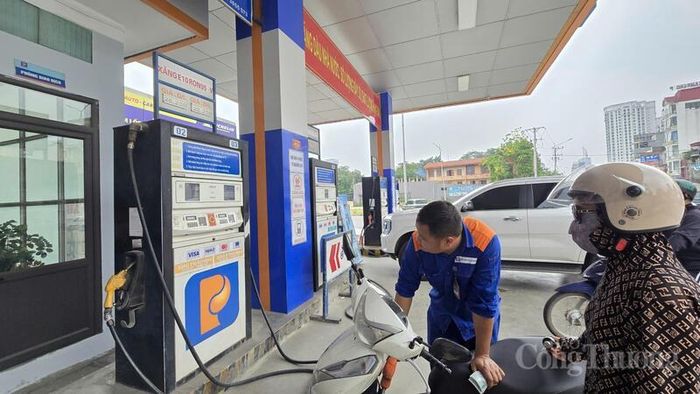 Người dân tích cực đón nhận xăng sinh học E10 khi vừa bảo vệ môi trường, vừa có giá thành rẻ hơn so với xăng khoáng.