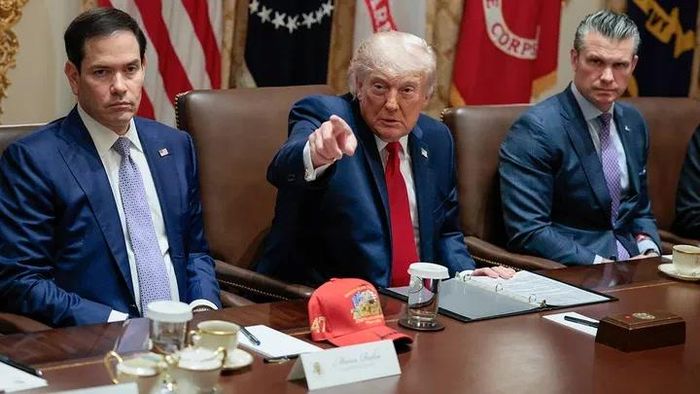 Tổng thống Mỹ Donald Trump (giữa), Ngoại trưởng Marco Rubio và Bộ trưởng Quốc phòng Pete Hegseth tham dự cuộc họp nội các tại Nhà Trắng ở Washington D.C. ngày 27/5/2026. Ảnh: Reuters.