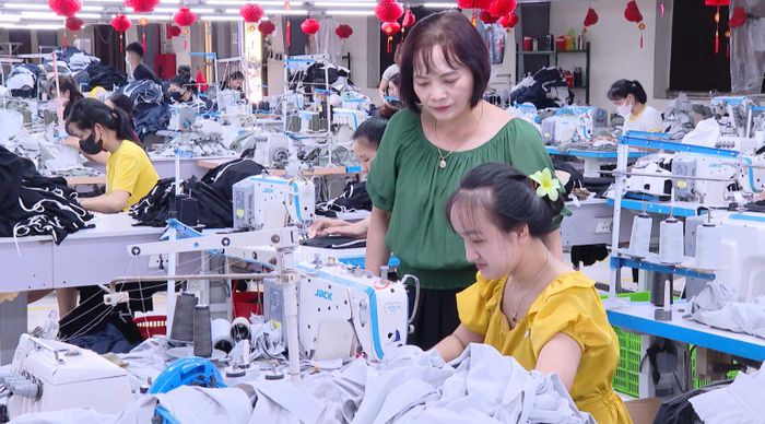 Công đoàn cơ sở thường xuyên quan tâm, động viên công nhân làm việc tại các nhà xưởng, nhất là trong mùa nắng.