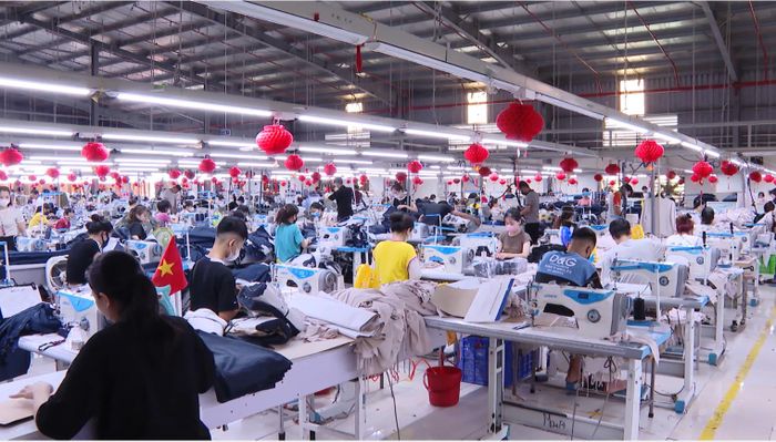 Công ty TNHH May Phúc Linh, xã Yên Định lắp đặt hệ thống quạt mát, quạt thông gió trong xưởng sản xuất, bảo đảm sức khỏe cho người lao động.